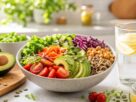 Bowl de salada colorida com abacate, grão-de-bico e vegetais frescos - Guia de Alimentação Saudável Bem Viver Online".